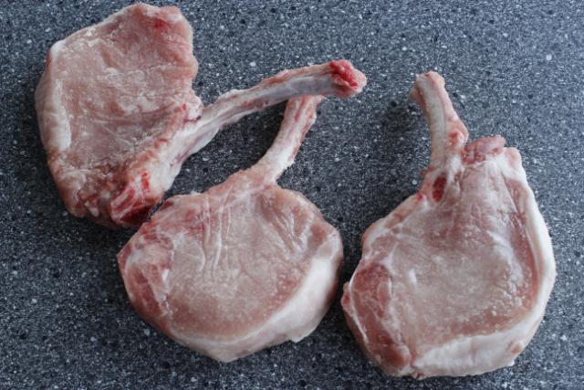 Svinekamkotelet m/skaft (cote de porc) Ben skrabet