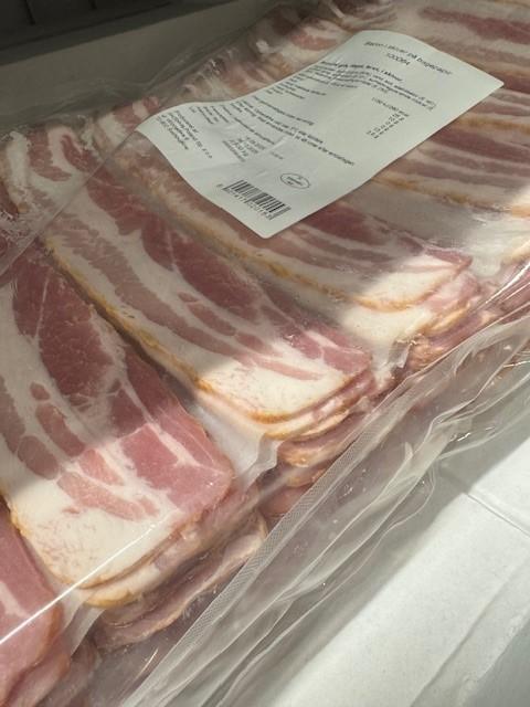 Bacon sliced på papir køl